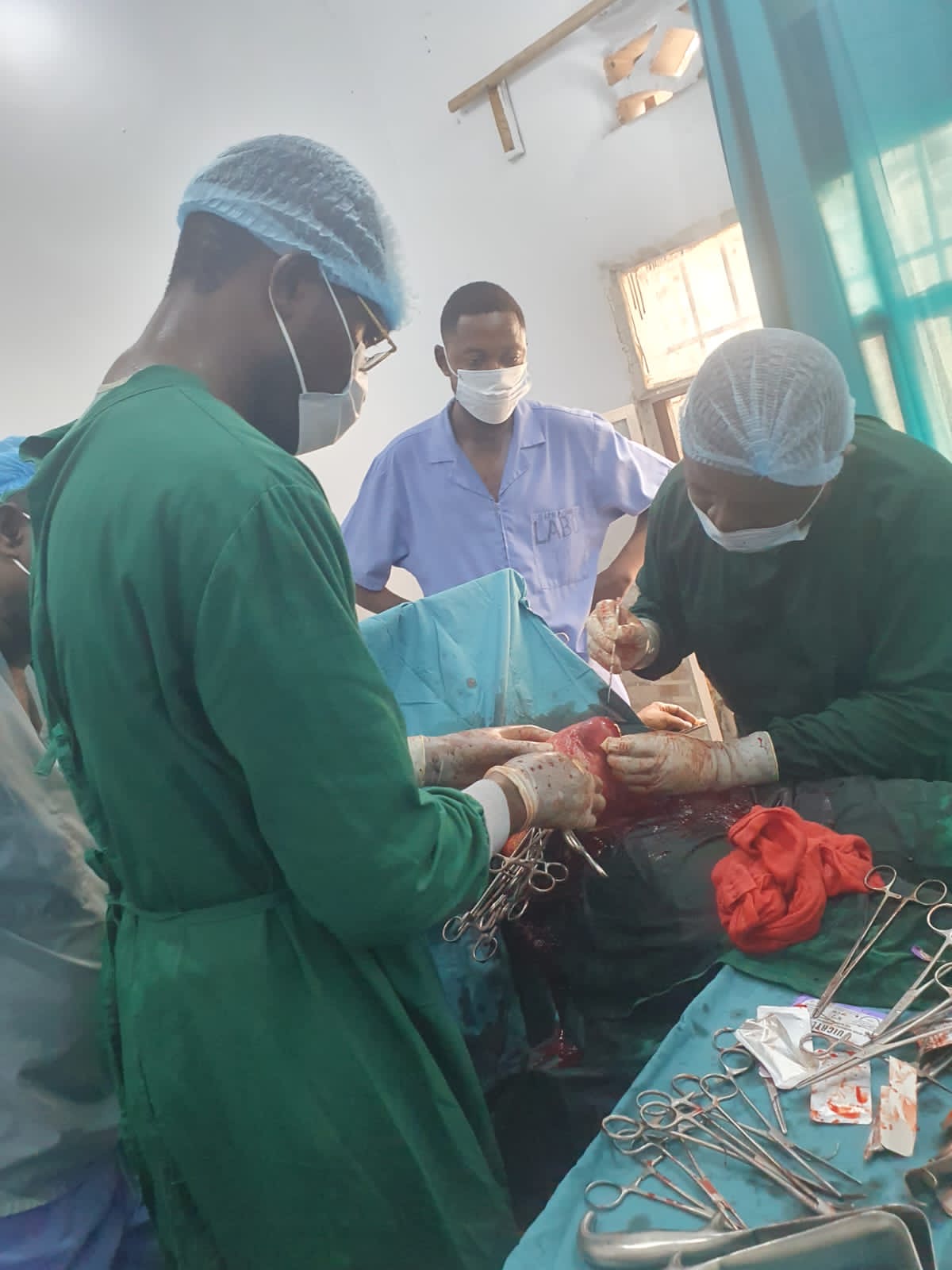 Dr Otshudi et Dr Pierre Ndongo en pleine intervention chirurgicale